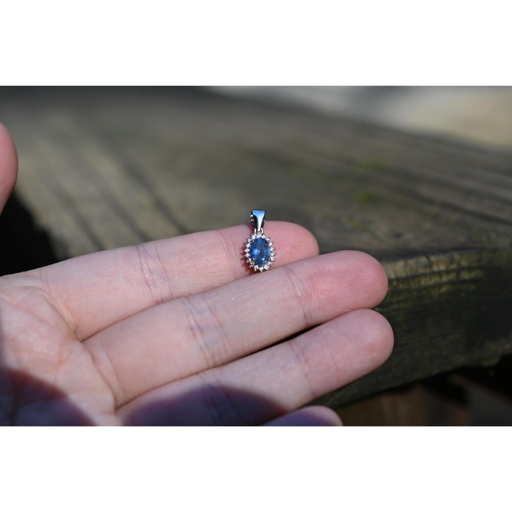 Sapphire pendant in 925 sterling silver